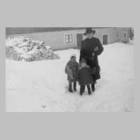 105-0521 Frau Edith Runge mit ihren Toechtern Sigrid und Edelgard.jpg